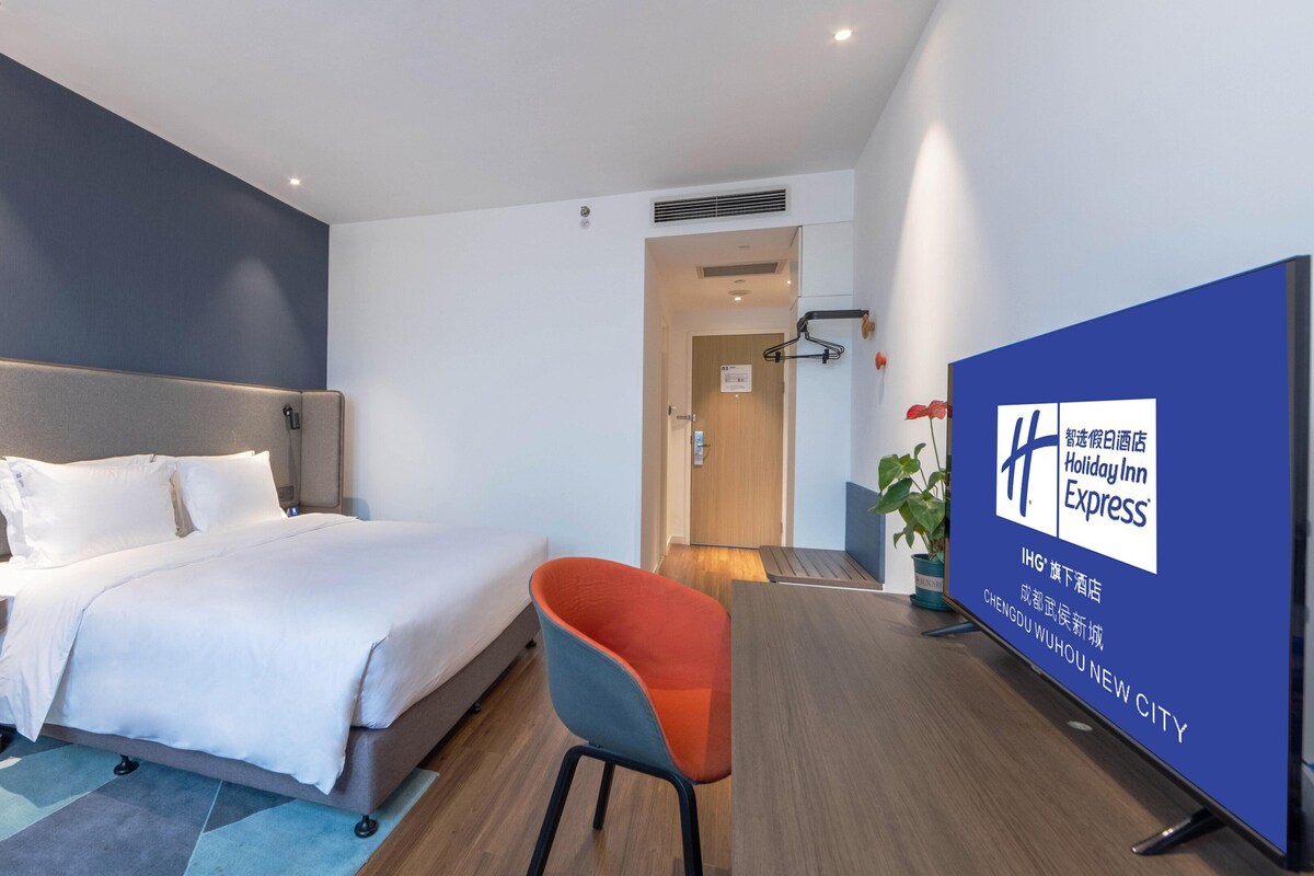 Standard Room, 1 King Bed | Minibar, in-room safe, blackout drapes, iron/ironing board