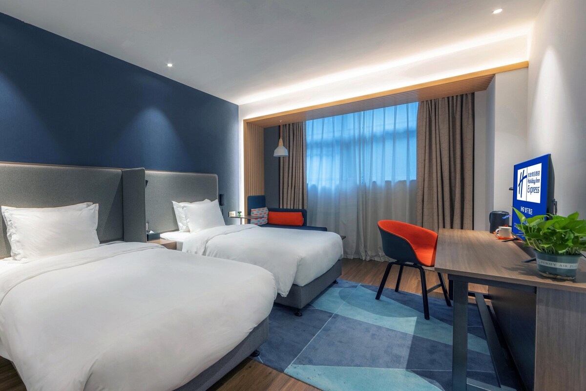 Standard Room, 2 Twin Beds | Minibar, in-room safe, blackout drapes, iron/ironing board