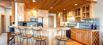 KBM Resorts | In The Trees | Walk to Deer Valley Resort, Community Shuttle to Main St., Pri Hot tub, Quiet setting! ITT-22