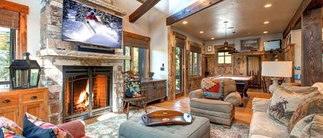 Fernseher, Kamin, DVD-Player