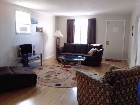 Smart TV. 2 Bedroom Downtown Apartment with off street parking.