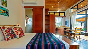 Una camera da letto con un letto, una scrivania in legno e una sedia.