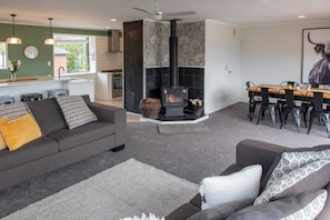 TV, fireplace - Pip's Lakeview Retreat (Wanaka)