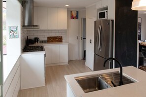 Réfrigérateur, four à micro-ondes, un four, surface de cuisson