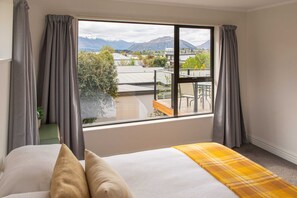 5 bedrooms, iron/ironing board, WiFi, bed sheets - Pip's Lakeview Retreat (Wanaka)