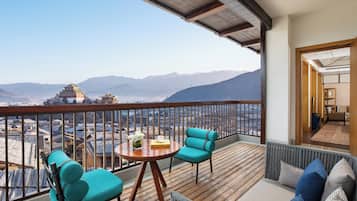 Bộ đồ giường cao cấp, chăn bông, minibar, két bảo mật tại phòng