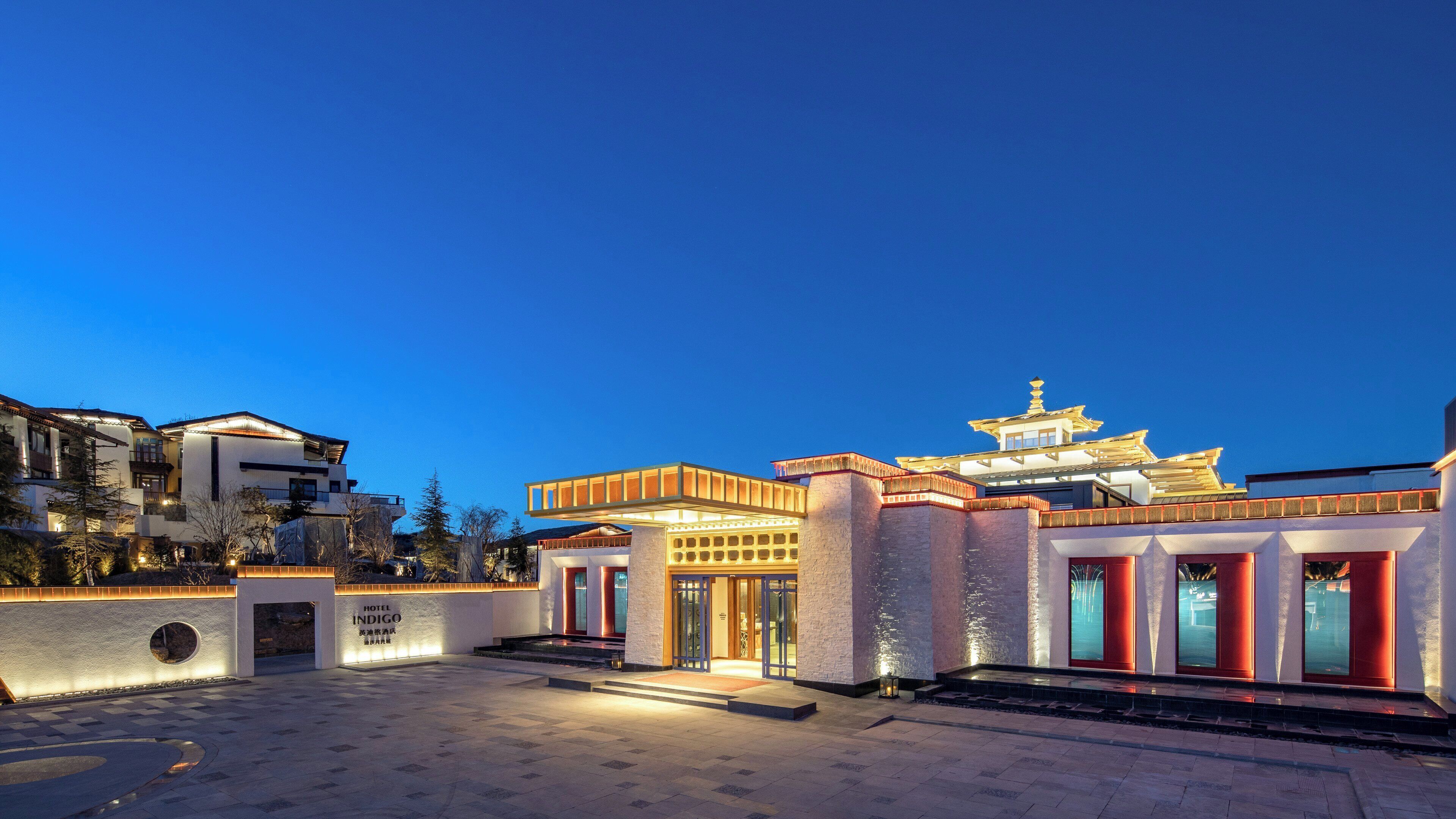 Een hotel met een traditionele architectuur, met een opvallende torenstructuur in pagodastijl.