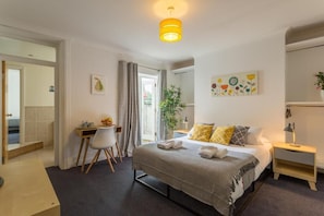 1 bedroom, WiFi - Upper Rock B2 - family room en-suite (Brighton)