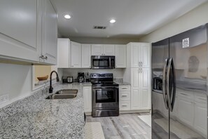 Frigorífico, microondas, lavavajillas y cafetera o tetera