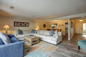 Una televisión de pantalla plana, un reproductor de DVD