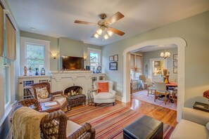 Smart TV, fireplace, books, music library - New Braunfels Bungalow~Near Downtown (New Braunfels)
