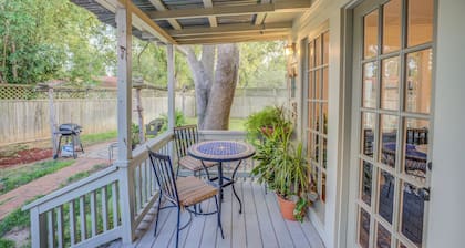 New Braunfels Bungalow Central to Attractions/ Downtown