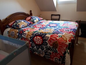 2 slaapkamers, een bureau, een strijkplank/strijkijzer, reisbedje