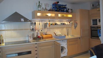 Frigorifero, microonde, forno, piano cottura