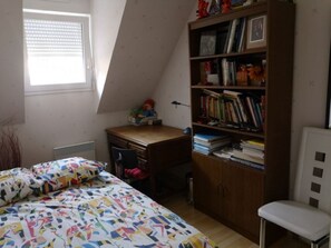 2 chambres, bureau, fer et planche à repasser, lit parapluie