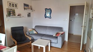 TV connectée, jeux vidéo, lecteur de DVD, livres