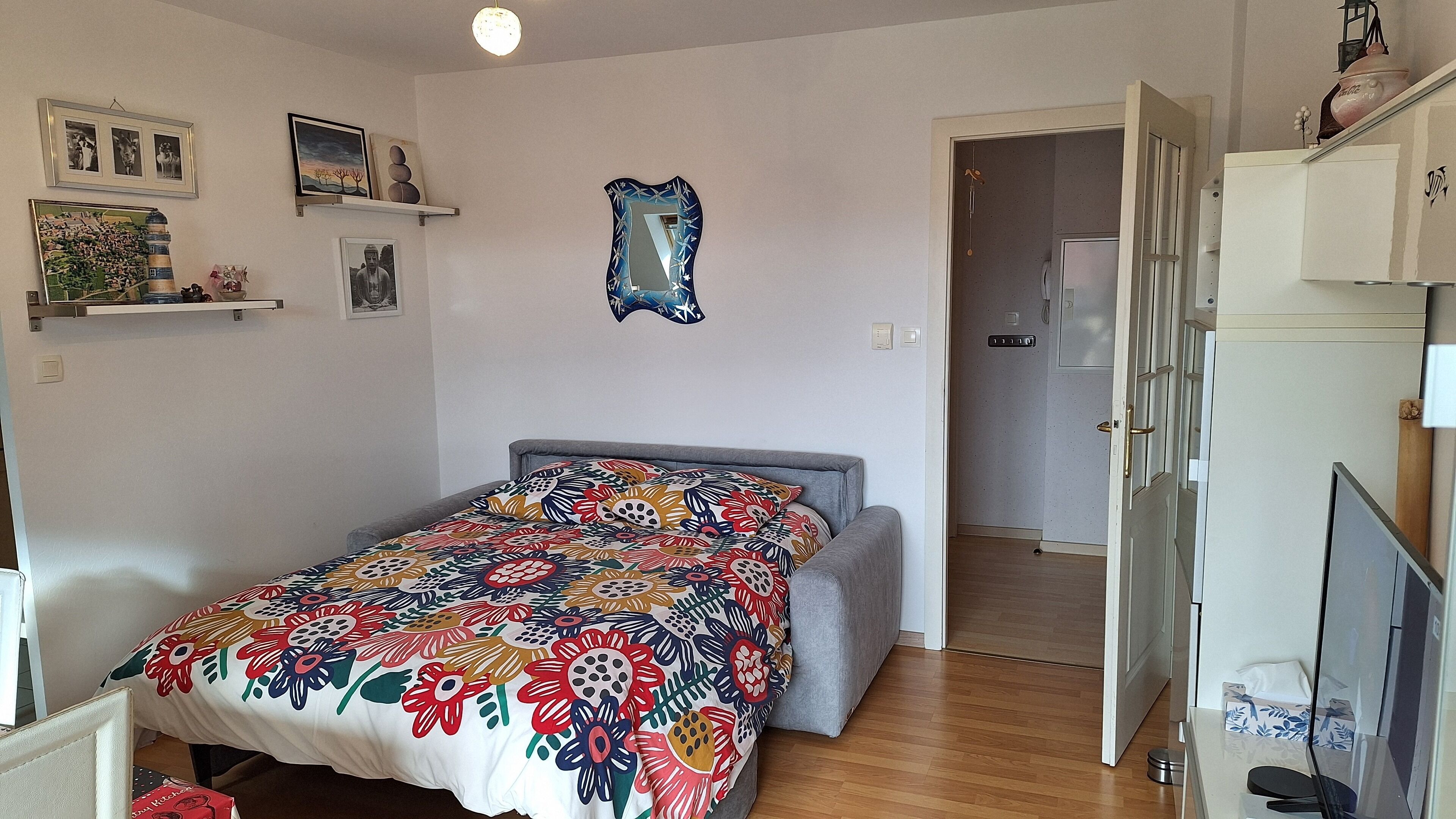 2 habitaciones, escritorio y tabla de planchar con plancha 