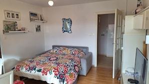 2 chambres, bureau, fer et planche à repasser, lit parapluie