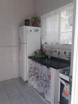 Kühlschrank, Mikrowelle, Herdplatte, Wasserkocher mit Kaffee-/Teezubehör