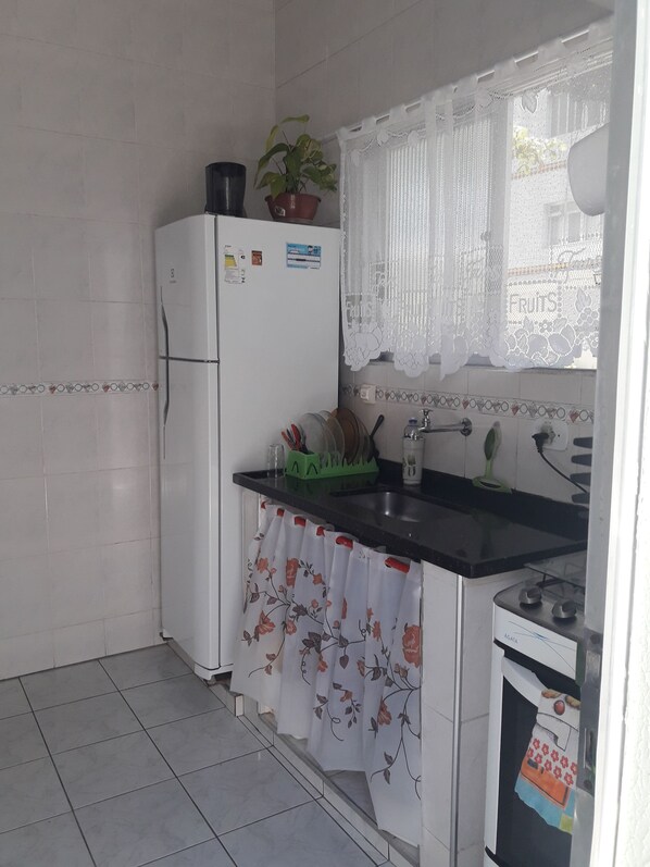 Fridge, microwave, stovetop, coffee/tea maker - Casas em Condomínio Fechado ,com Tudo Perto ,comercio há 400 mts da Praia (SP)