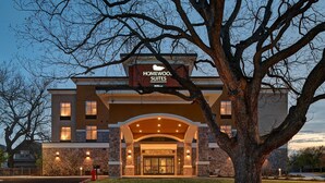 Entrada de un hotel con un letrero que dice "Homewood Suites".
