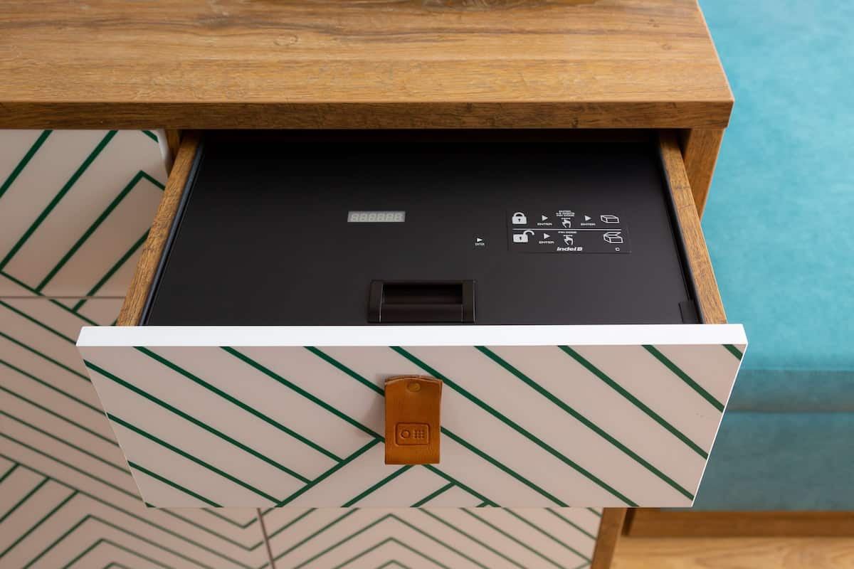 1 habitación, caja de seguridad en la habitación y escritorio