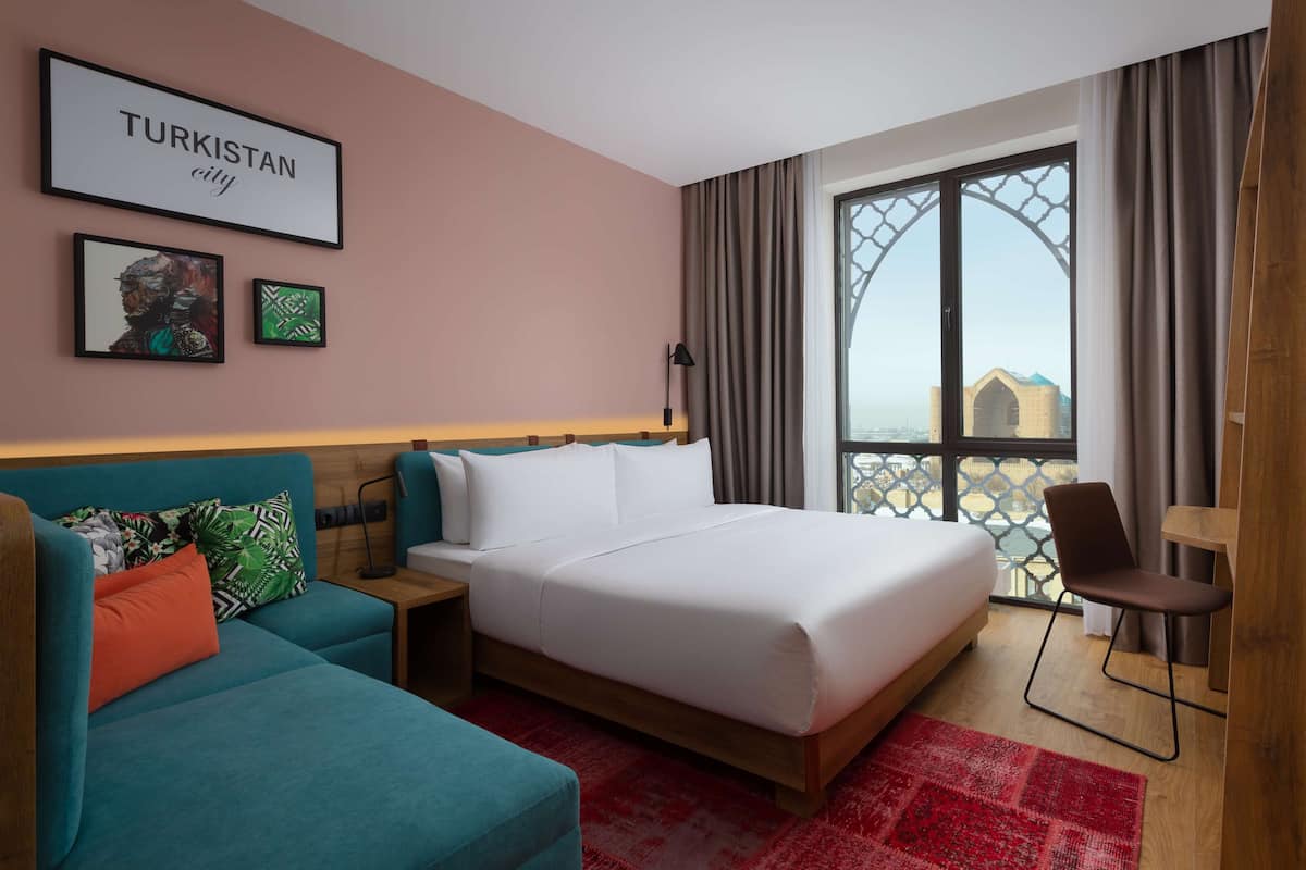 Habitación básica, 1 cama King size | Área de sala de estar
