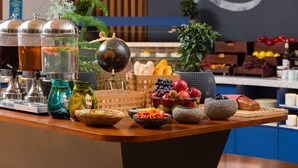 Un buffet proposant une variété de plats, un globe terrestre et des plantes décoratives.