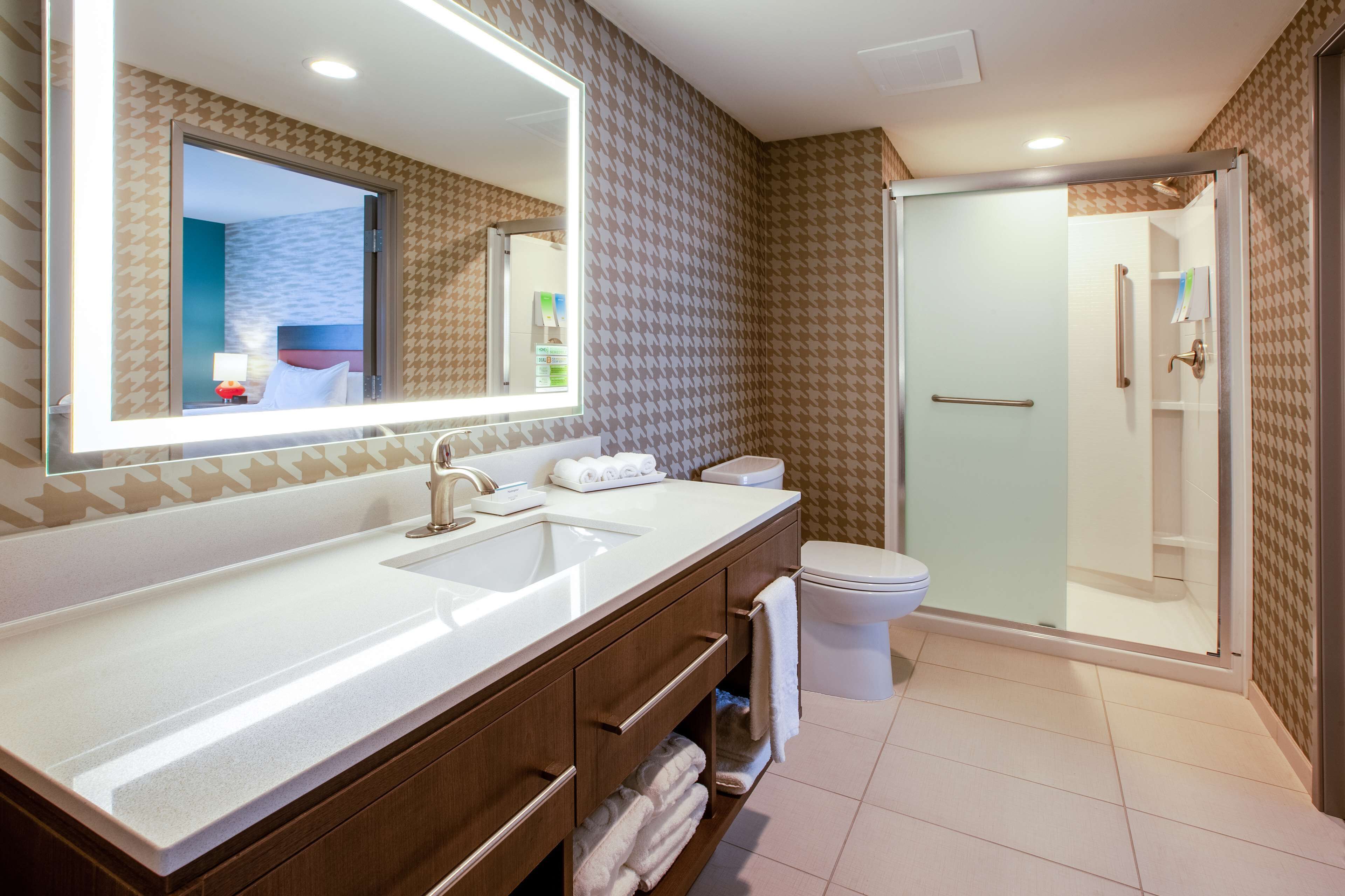 suite, 1 bedroom, non smoking | bathroom shower