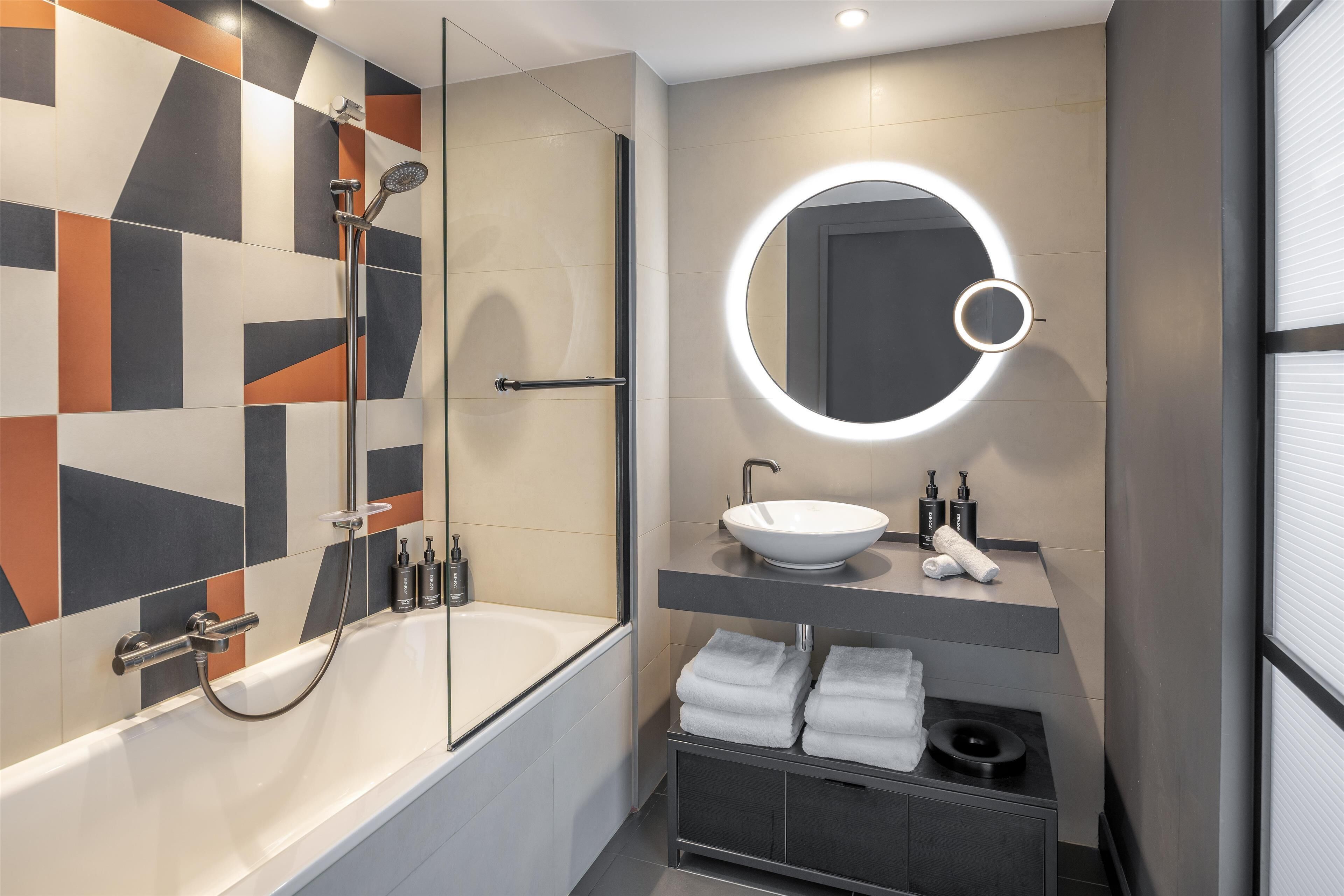 separate bathtub and shower, rainfall showerhead, free toiletries