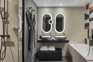 Suite Junior | Kamar mandi | Bathtub dan shower terpisah dan pancuran hujan