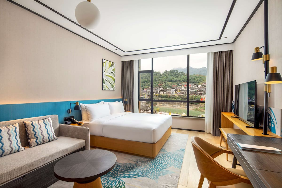 Habitación Signature, 1 cama de matrimonio grande, vistas al río | Zona de estar | Televisión LCD de 50 pulgadas con canales por cable, una televisión