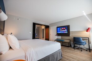 Escritorio, espacio para trabajar con un portátil, cortinas opacas