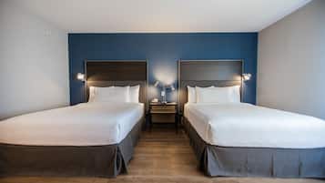 Camera, 2 letti queen | Una scrivania, postazione laptop, tende oscuranti, ferro/asse da stiro