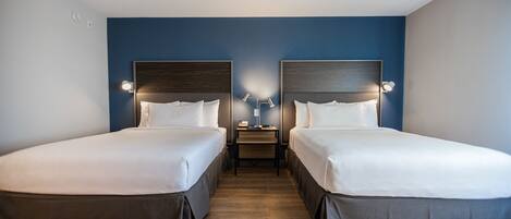 Quarto, 2 camas Queen | Escrivaninha, espaço de trabalho para notebook, cortinas blackout