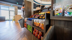 Una presentación de bocadillos con diversos productos alimenticios y bebidas envasadas.