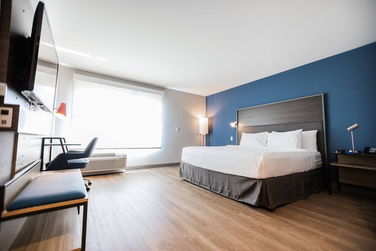 room, 1 king bed | desk, laptop workspace, blackout curtains, iron/ironing board