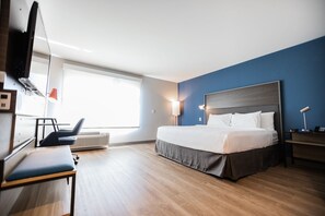 Rom, 1 kingsize-seng | Skrivebord, skrivebord for bærbar PC og blendingsgardiner