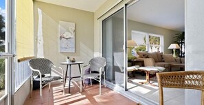 Smart TV, books, stereo - Luxury escape, clean, 1.5 ml to beach & Eckerd, cozy, roomy, family friendly (St. Petersburg)