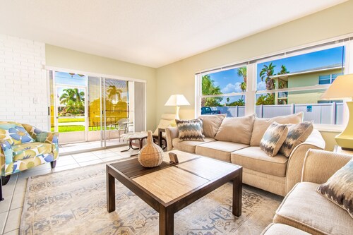 Luxury escape, clean, 1.5 ml to beach & Eckerd, cozy, roomy, family friendly