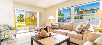 Luxury escape, clean, 1.5 ml to beach & Eckerd, cozy, roomy, family friendly