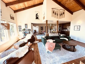 Smart-TV, Kamin, Bücher, Musikbibliothek