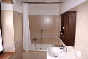 Secadora de cabello, toallas, jabón, papel de baño 