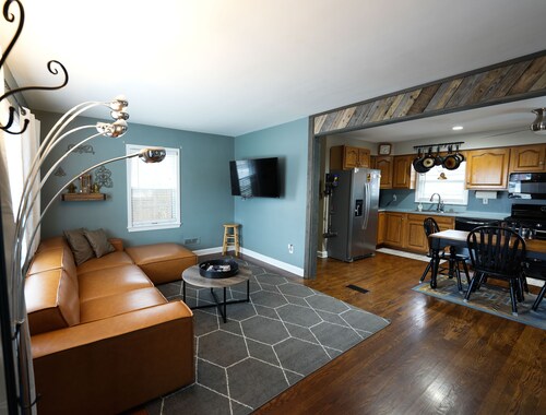 ⭐Fully fenced yard⭐4 car driveway⭐firepit⭐central location⭐basement⭐