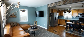 ⭐Fully fenced yard⭐4 car driveway⭐firepit⭐central location⭐basement⭐