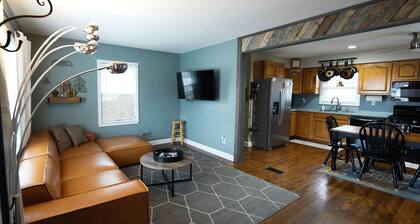 ⭐Fully fenced yard⭐4 car driveway⭐firepit⭐central location⭐basement⭐