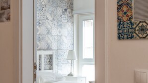 A bedroom with a bed, a bedside table, a lamp, and a window. - FLH Best of Principe Real Liberdade in the Heart o (Lisboa ciudad)