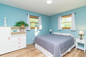 3 bedrooms, travel cot, free WiFi, bed sheets