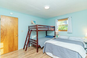 3 bedrooms, travel cot, free WiFi, bed sheets