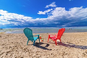 Una spiaggia nelle vicinanze, lettini da mare
